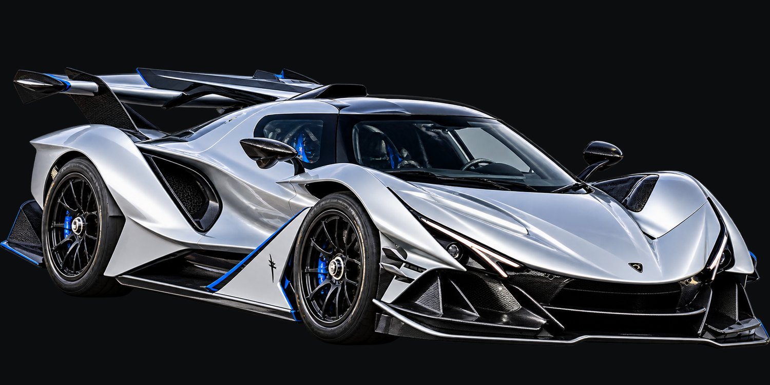 Silberner Supersportwagen Apollo Intensa Emozione in Dreiviertelansicht von vorne links, mit blauen Akzenten an Bremssätteln und Aerodynamikteilen