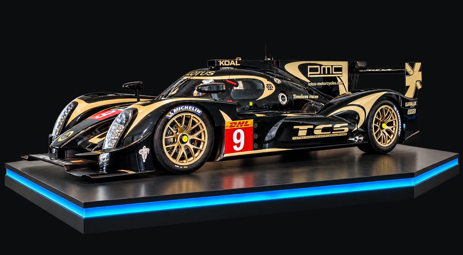Dreiviertelansicht von vorne links auf einen schwarz-gold lackierten LMP1-Rennwagen mit der Startnummer 9 auf einem beleuchteten Ausstellungspodest