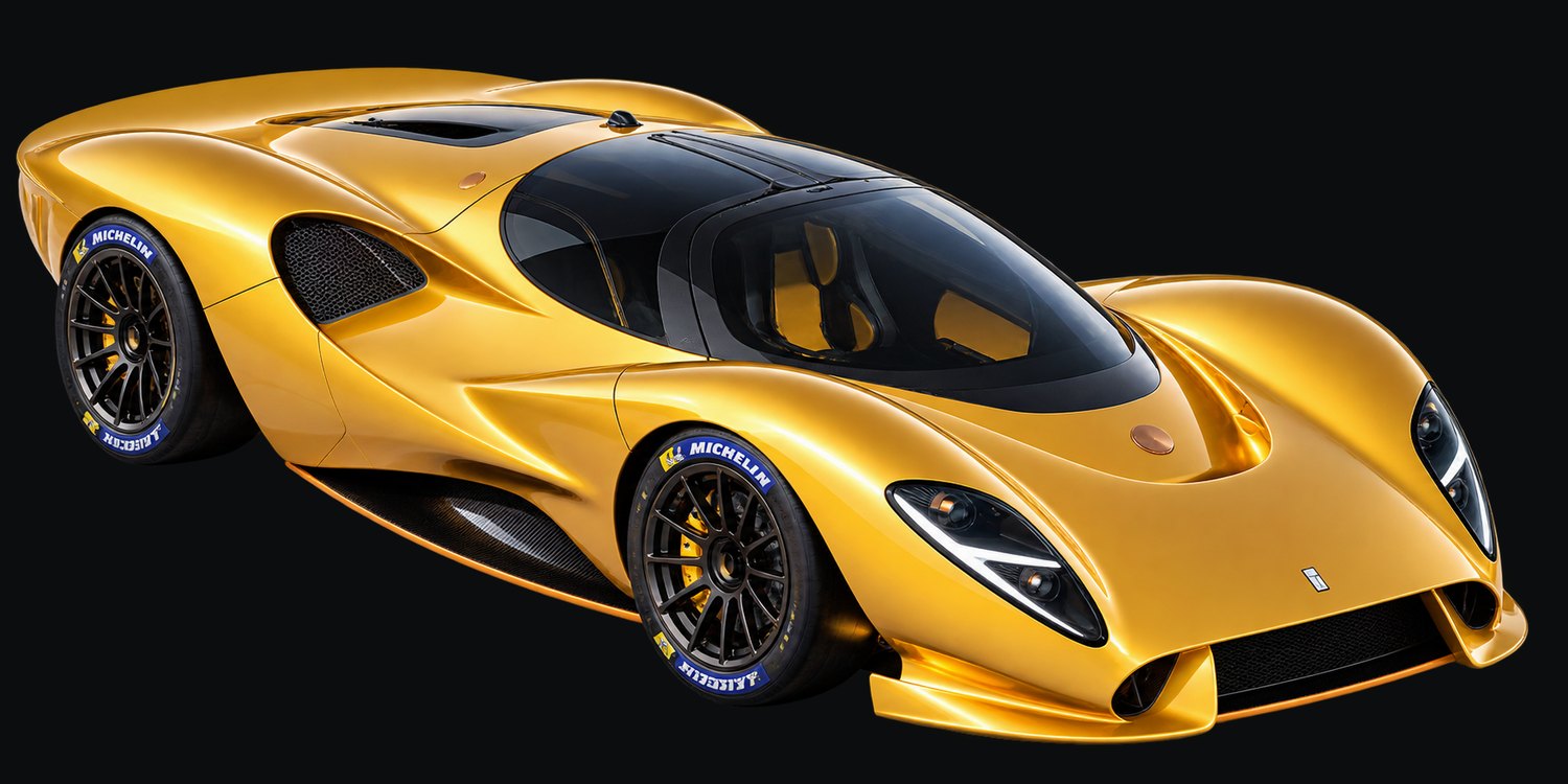 Goldfarben lackierter Sportwagen De Tomaso P72 in Dreiviertelansicht von vorne rechts